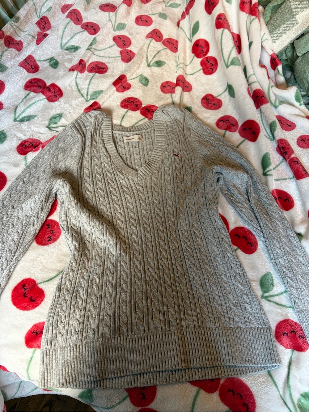 Hollister Women’s Cable Knit V-Neck Sweater in Light Gray